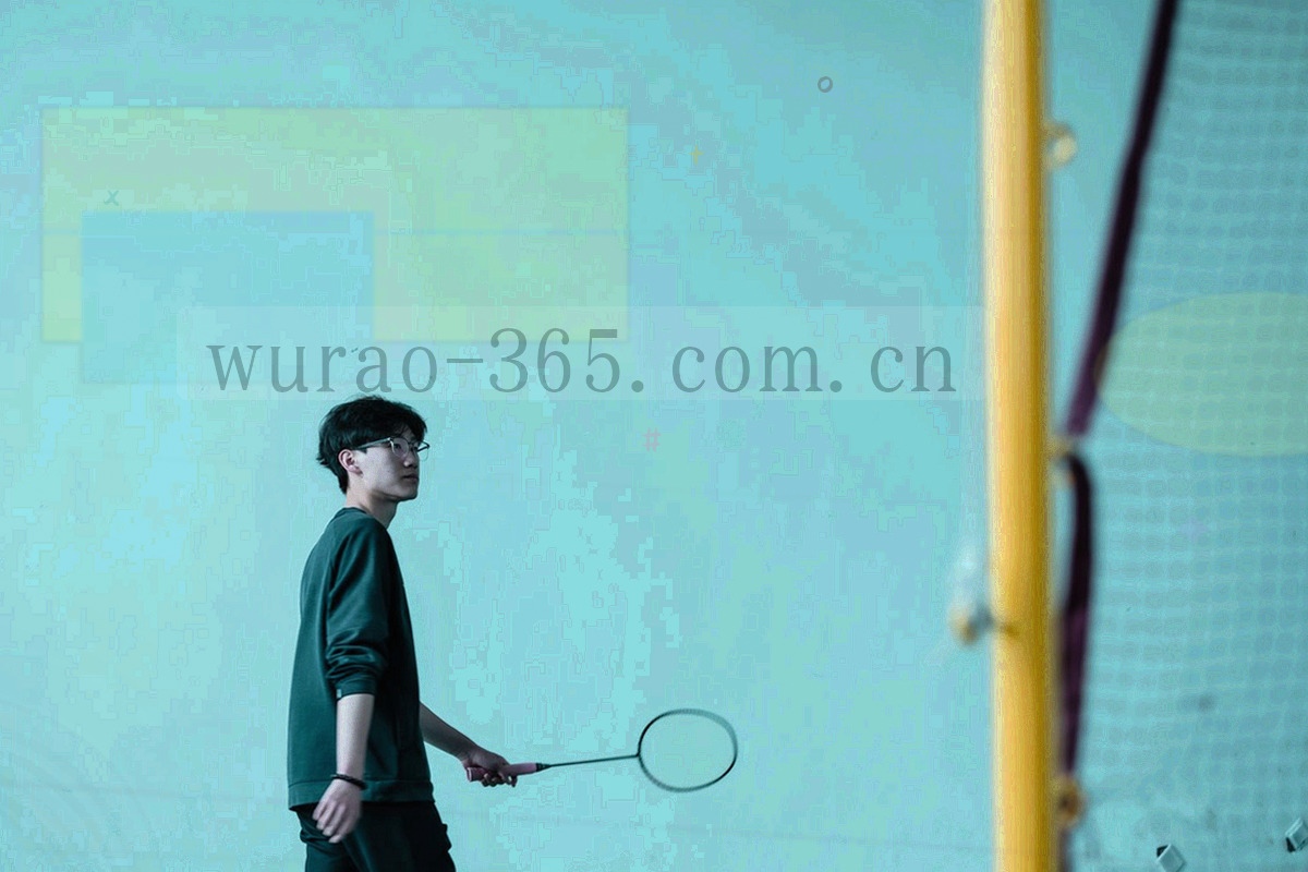 翻开的纸质手册压在小屏设备上，书页边缘留着折痕，暖色小范围打光
